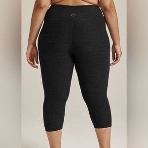 Beyond Yoga walk and talk high waisted capri Leggings DRKNT